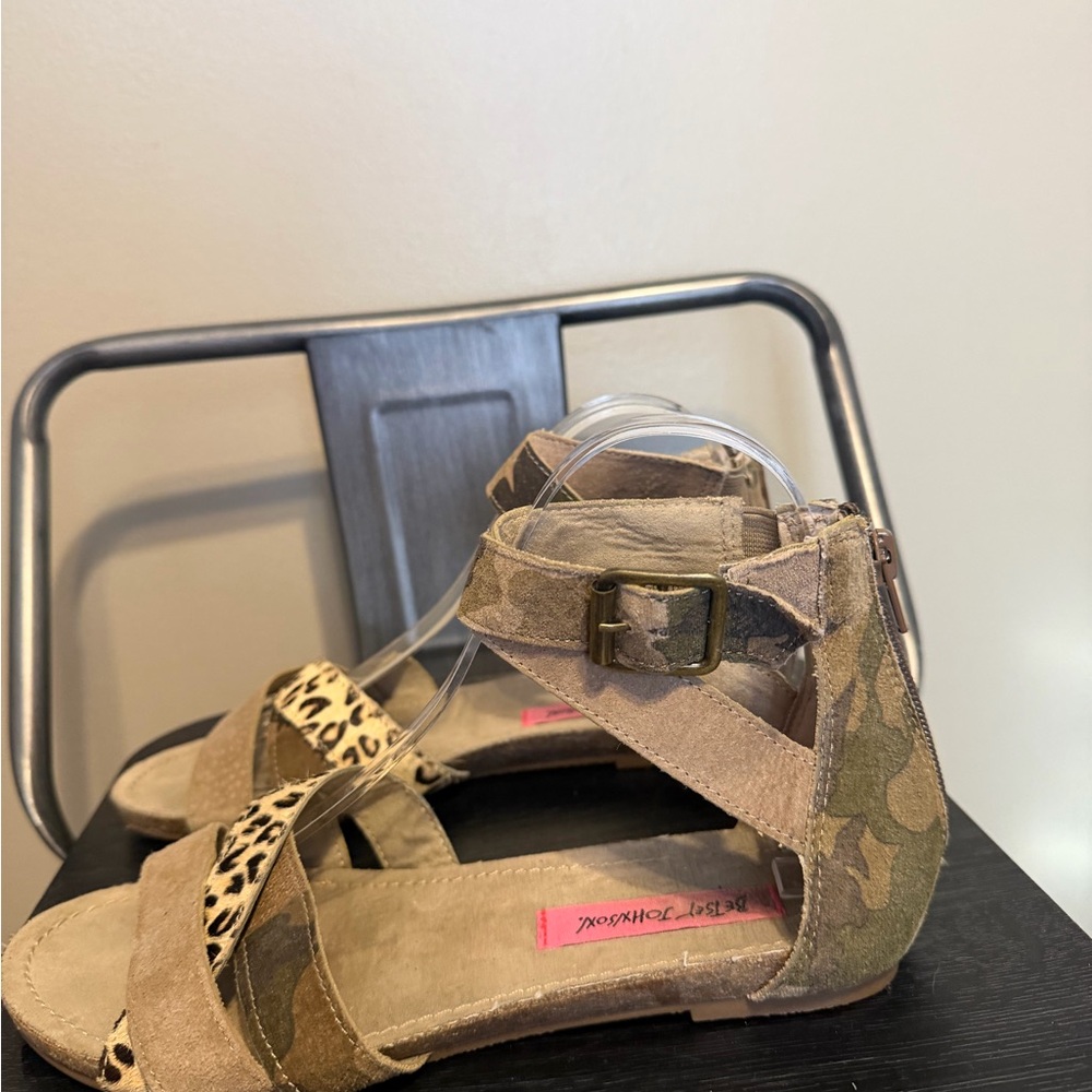 Betsey Johnson Camo Suede Leopard Strap Flat Sandals Back Zip Women’s 7.5 - Picture 9 of 13